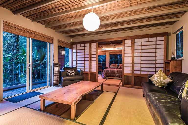 Photo of property in 412 Scenic Drive, Waiatarua, Auckland, 0612