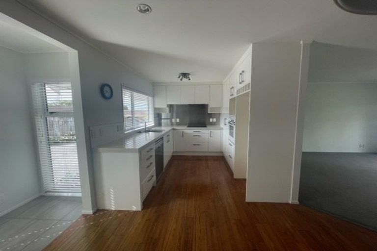 Photo of property in 2/11 Parramatta Place, Botany Downs, Auckland, 2010