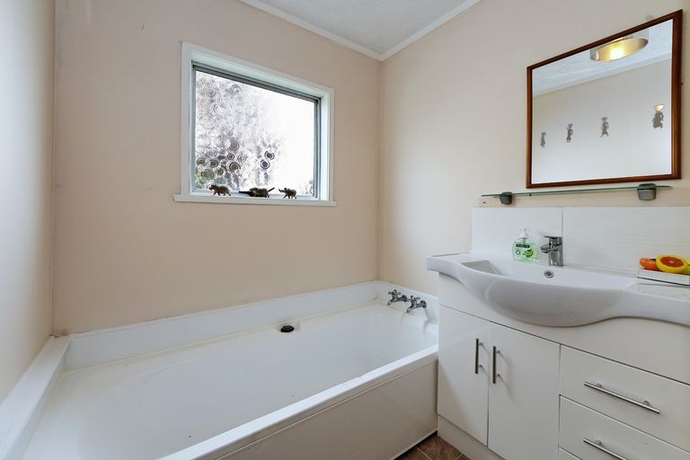 Photo of property in 60 Lynn Road, Bayview, Auckland, 0629