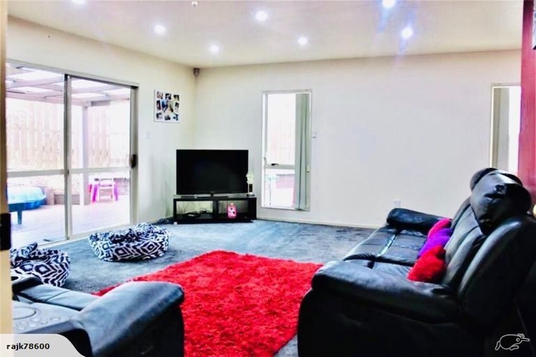 Photo of property in 1/49 Sungrove Rise, Sunnyvale, Auckland, 0612