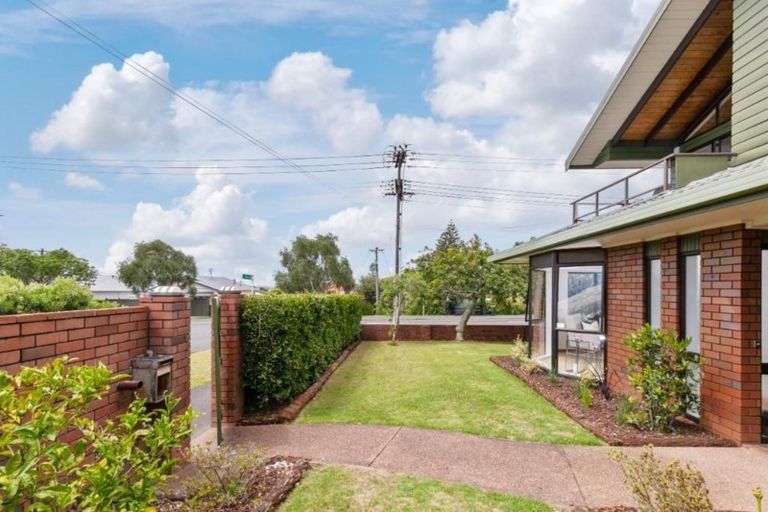 Photo of property in 2/20a Old Lake Road, Narrow Neck, Auckland, 0624