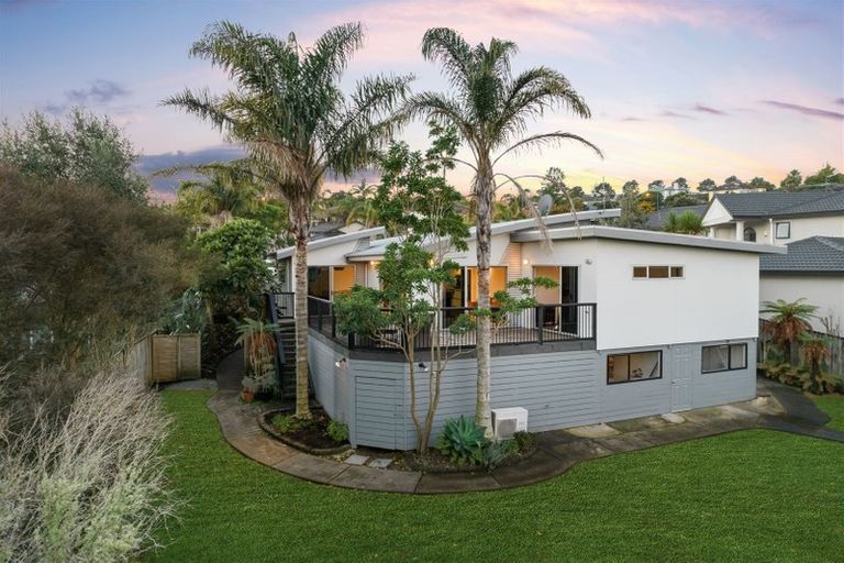 Photo of property in 10 Baulcomb Parade, Windsor Park, Auckland, 0632