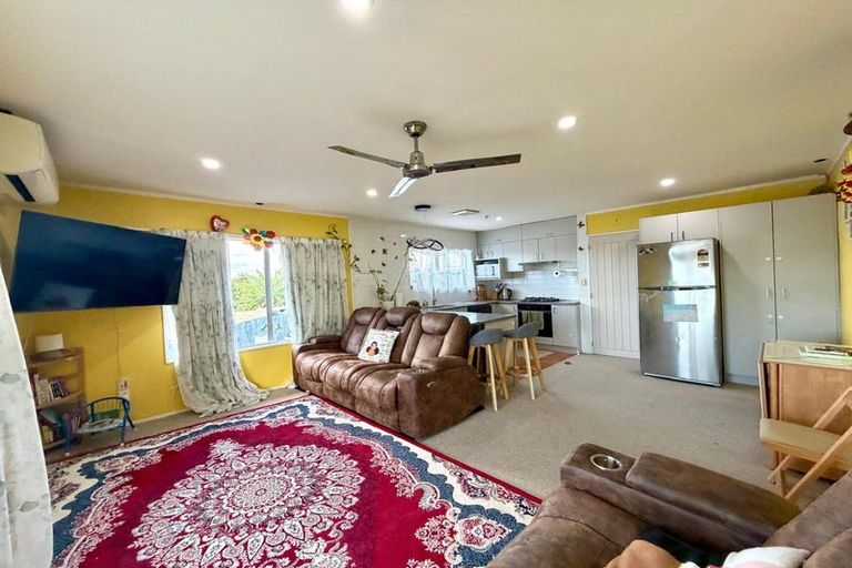 Photo of property in 2/47 Archibald Road, Kelston, Auckland, 0602
