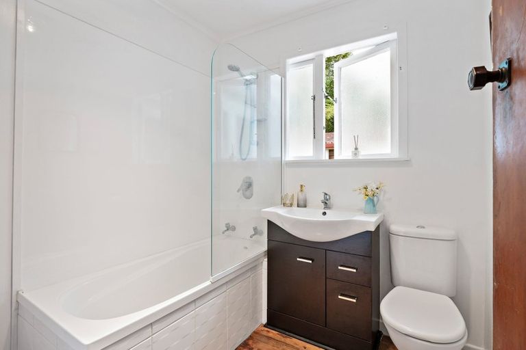 Photo of property in 5 Grovelands Way, Titirangi, Auckland, 0604