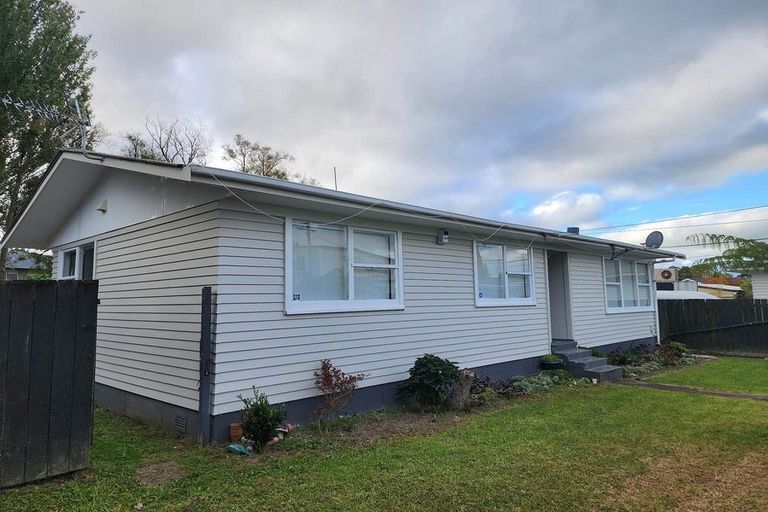 Photo of property in 28 Sabulite Road, Kelston, Auckland, 0602