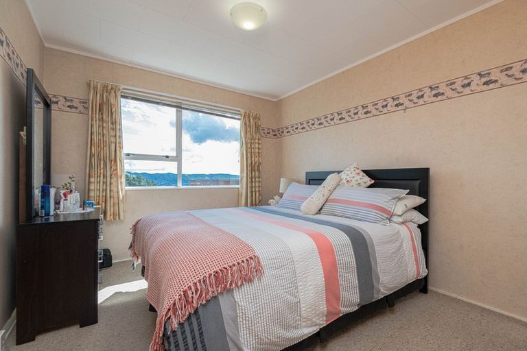 Photo of property in 56 Colchester Crescent, Newlands, Wellington, 6037