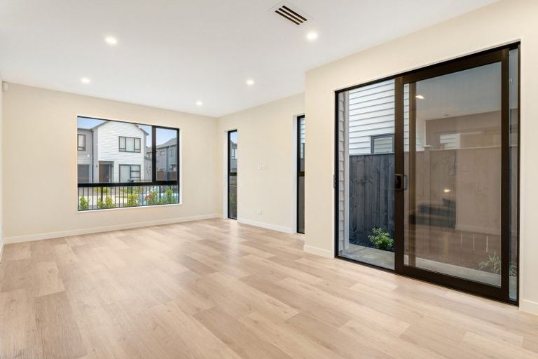 Photo of property in 10 Babos Avenue, Kumeu, 0810