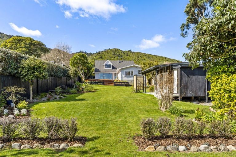 Photo of property in 50 Winara Avenue, Waikanae, 5036