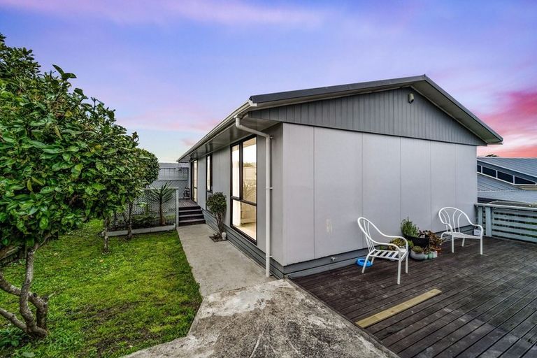 Photo of property in 2/4 Hanson Place, West Harbour, Auckland, 0618
