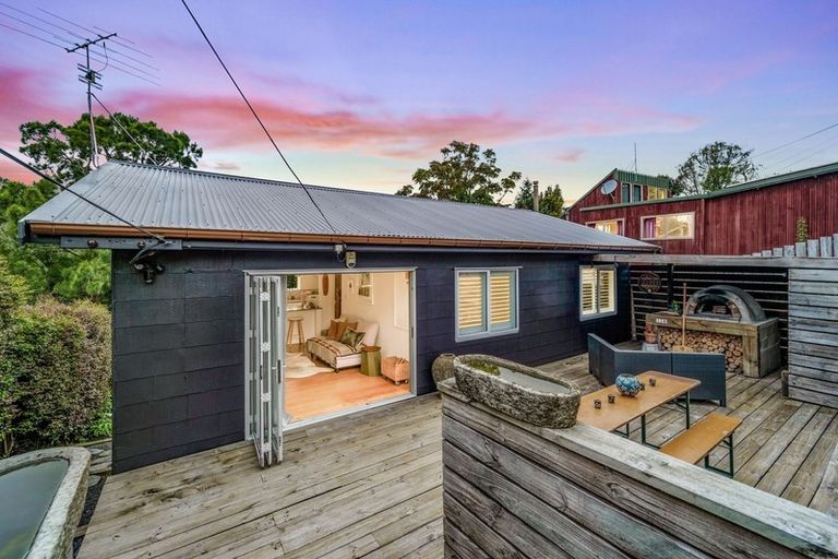 Photo of property in 110 Candia Road, Henderson Valley, Auckland, 0614