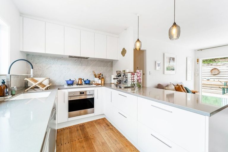 Photo of property in 110 Candia Road, Henderson Valley, Auckland, 0614