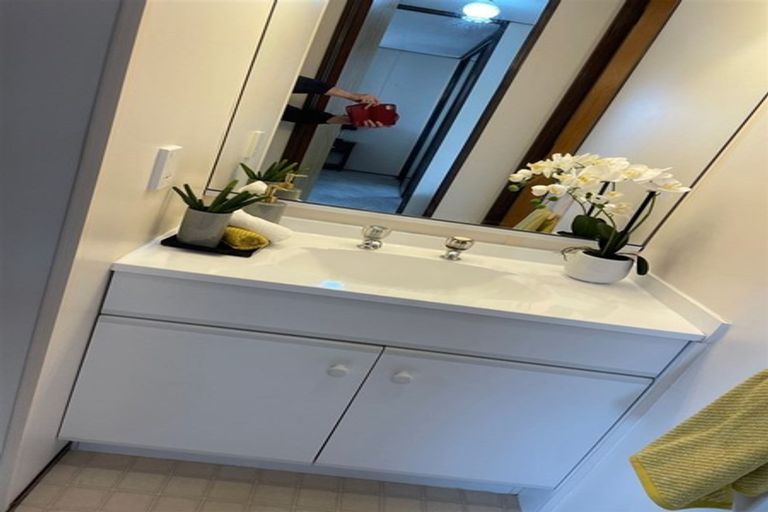 Photo of property in 72 Totaravale Drive, Totara Vale, Auckland, 0629