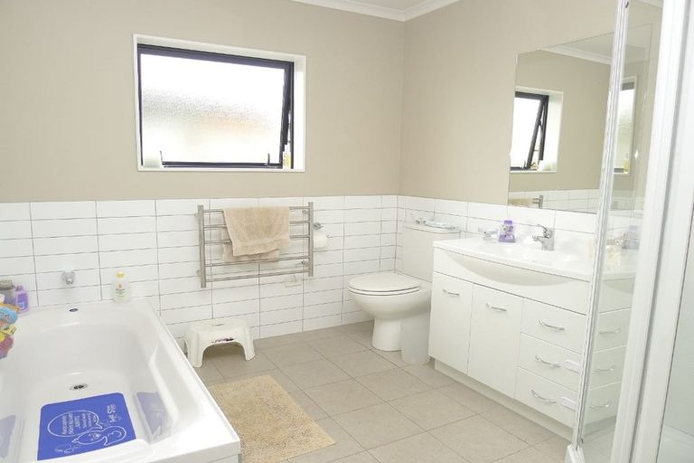 Photo of property in 100 Guildford Drive, Paraparaumu Beach, Paraparaumu, 5032