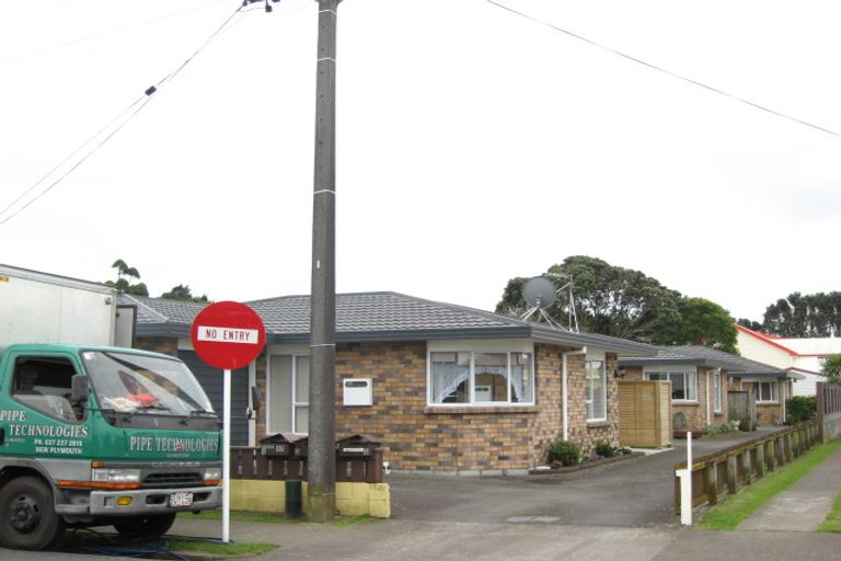 Photo of property in 1/17 Clemow Road, Fitzroy, New Plymouth, 4312