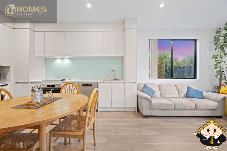 Photo of property in 5e Beach Road, Te Atatu Peninsula, 0610