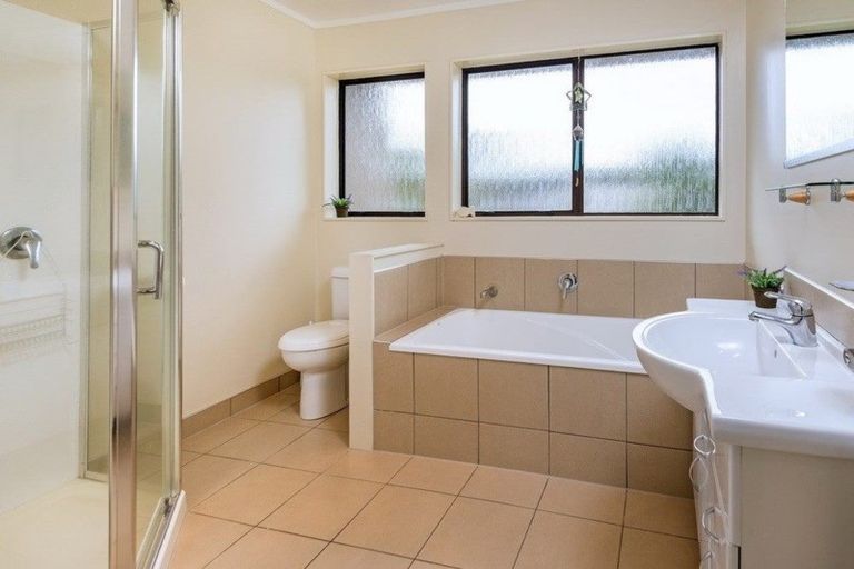 Photo of property in 1/8 Kincraig Place, Highland Park, Auckland, 2010