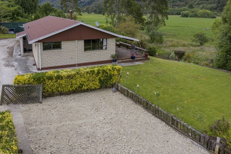 Photo of property in 196 Fairfax Street, Murchison, 7007