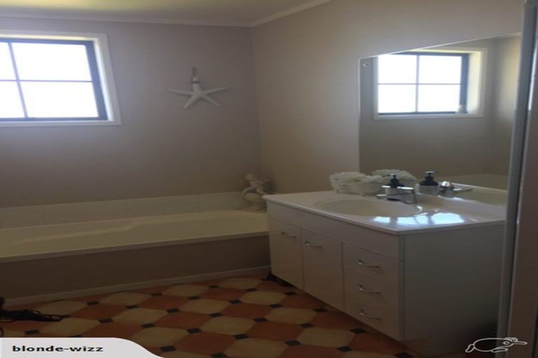 Photo of property in 9 Denarius Lane, Glendene, Auckland, 0602