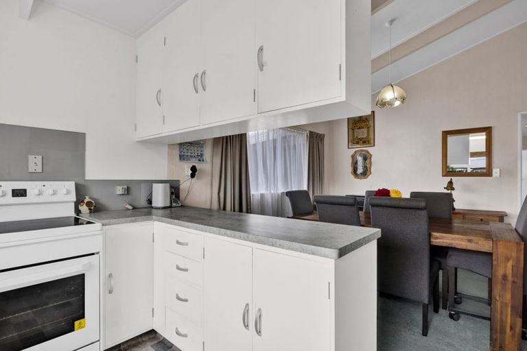 Photo of property in 18 Kamahi Avenue, Hawera, 4610