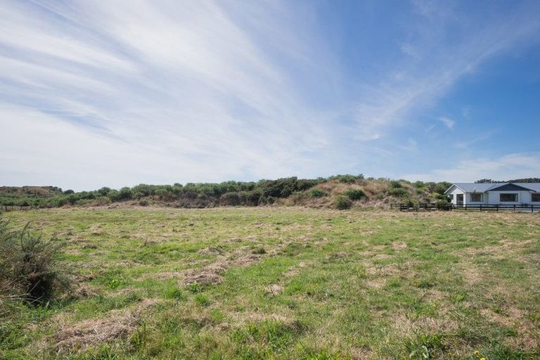 Photo of property in 118 Strathnaver Drive, Waikawa Beach, Levin, 5573