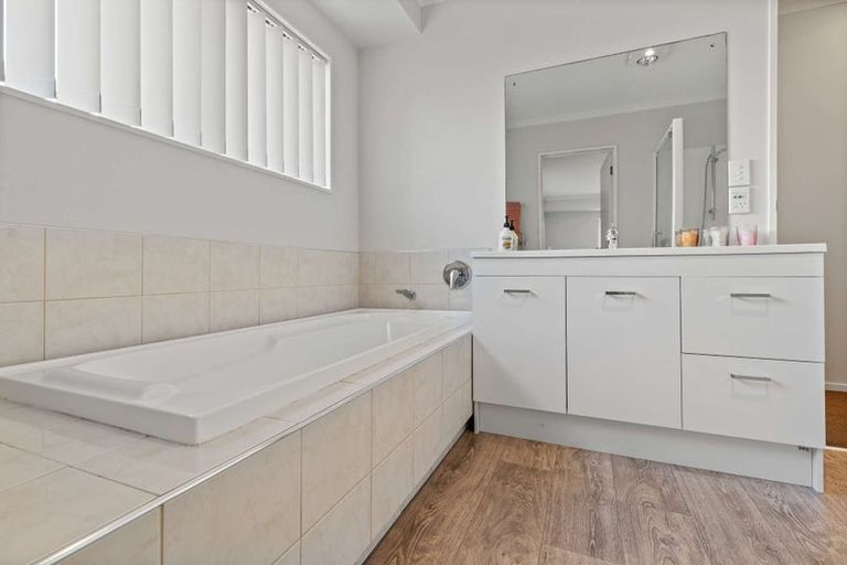 Photo of property in 11 O'sullivan Place, Waiuku, 2123