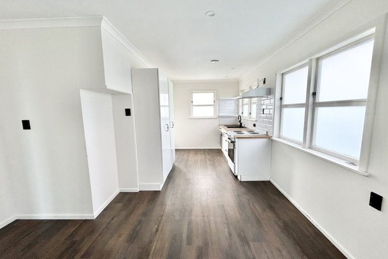 Photo of property in 32 Queenwood Road, Levin, 5510