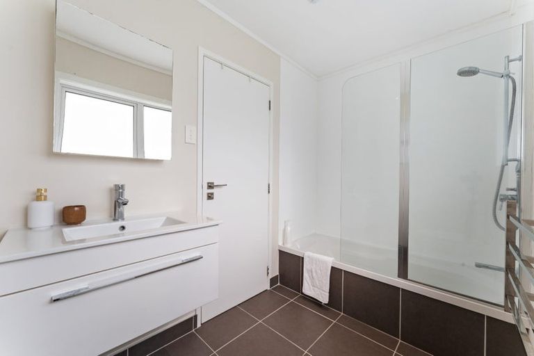 Photo of property in 1/133 Edmonton Road, Te Atatu South, Auckland, 0610