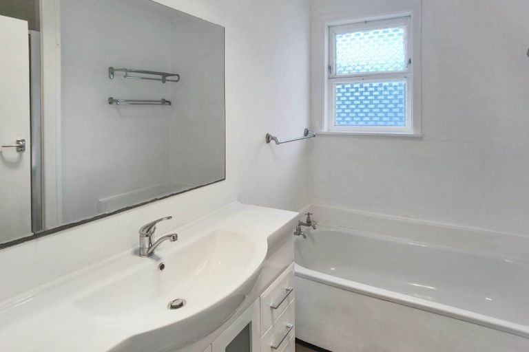 Photo of property in 26 Sovereign Place, Glenfield, Auckland, 0629