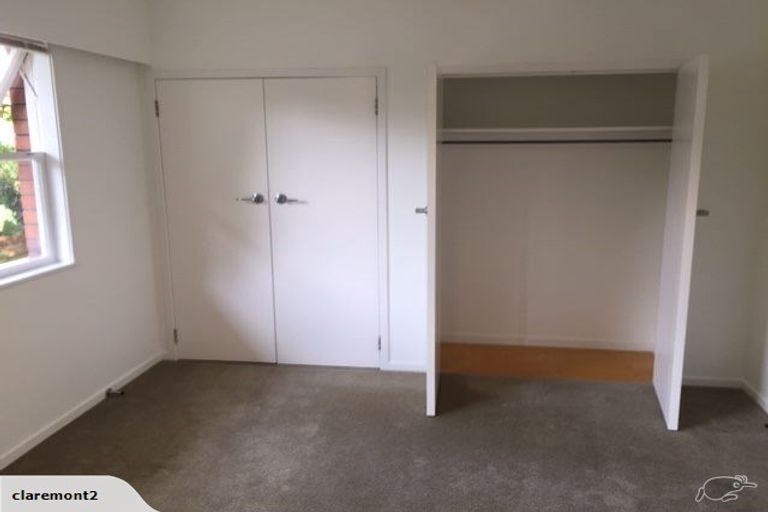 Photo of property in 24 Holdaway Avenue, Northcote, Auckland, 0627