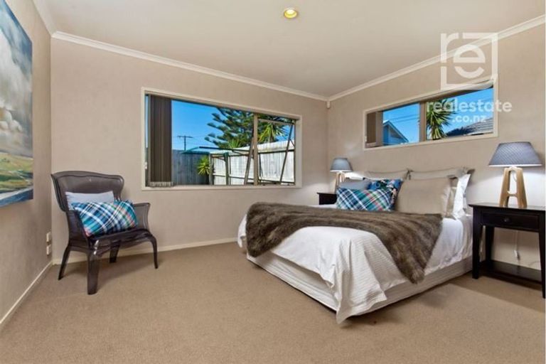 Photo of property in 112a Matipo Road, Te Atatu Peninsula, Auckland, 0610