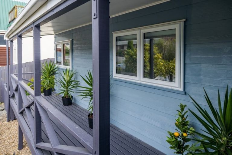 Photo of property in 52 Grays Road, Plimmerton, Porirua, 5026