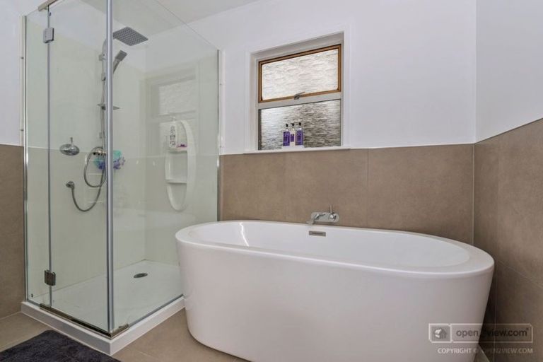 Photo of property in 2/240 Forrest Hill Road, Forrest Hill, Auckland, 0620