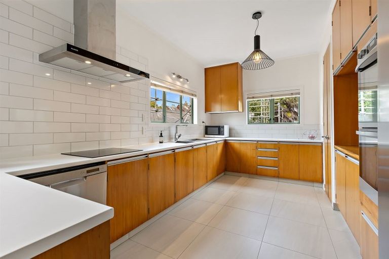 Photo of property in E/5 The Esplanade, Eastern Beach, Auckland, 2012