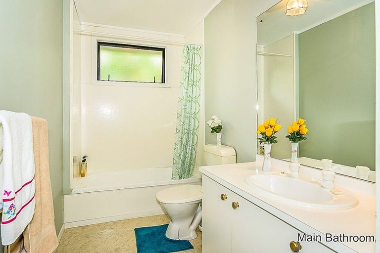 Photo of property in 1/10 Chedworth Drive, Glenfield, Auckland, 0629