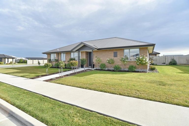 Photo of property in 2 Grasmere Close, Rangiora, 7400
