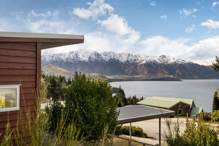 Photo of property in 129a Wynyard Crescent, Fernhill, Queenstown, 9300
