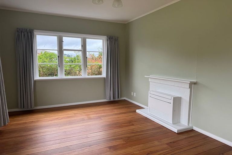 Photo of property in 6 Sidlaw Street, Strathmore Park, Wellington, 6022