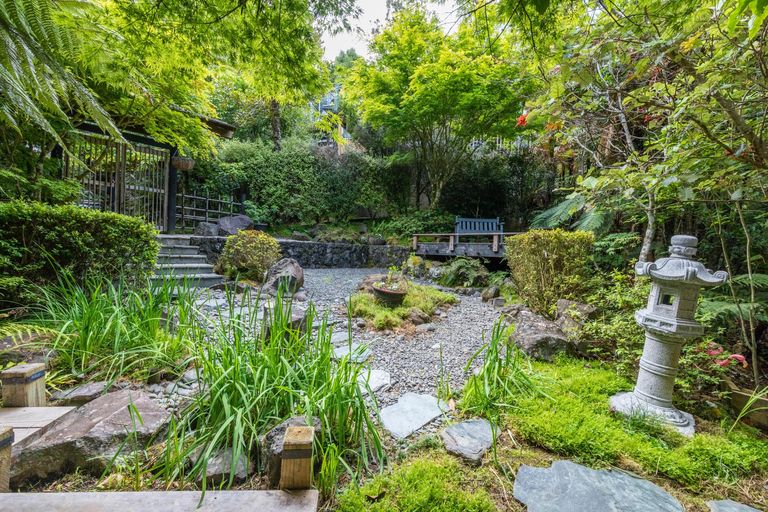 Photo of property in 412 Scenic Drive, Waiatarua, Auckland, 0612