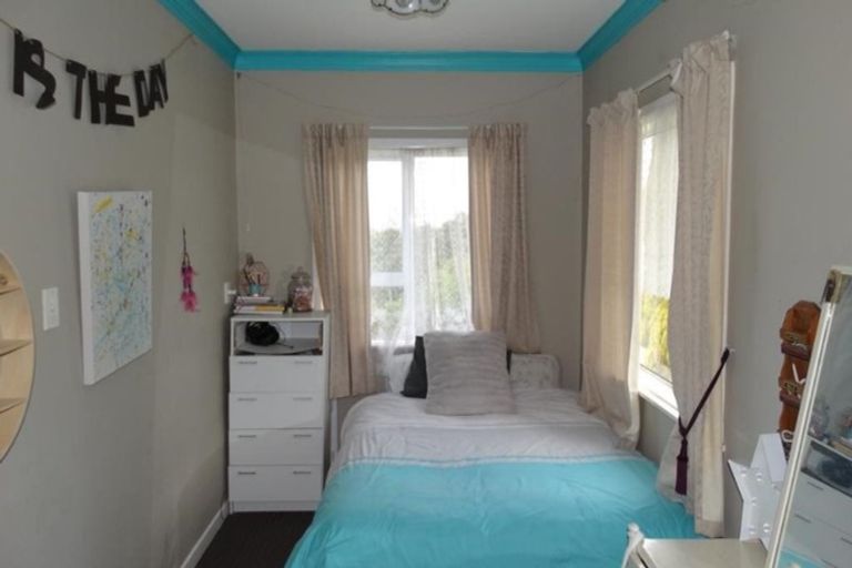 Photo of property in 1/7 Te Atatu Road, Te Atatu South, Auckland, 0610