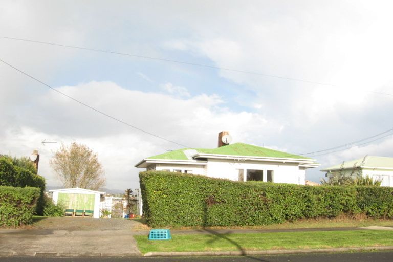 Photo of property in 35 Mellons Bay Road, Mellons Bay, Auckland, 2014