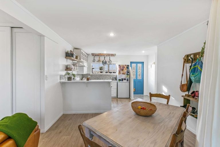 Photo of property in 96a Wade River Road, Stanmore Bay, Whangaparaoa, 0932