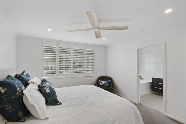 Photo of property in 20 Eaves Bush Parade, Orewa, 0931