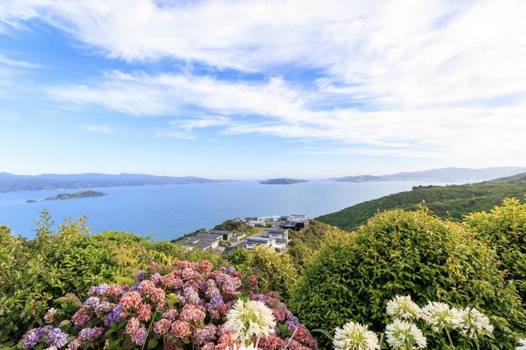 Photo of property in 18 Bennett Grove, Newlands, Wellington, 6037