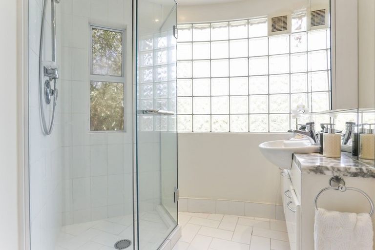 Photo of property in 2/43 Princes Street, Northcote Point, Auckland, 0627