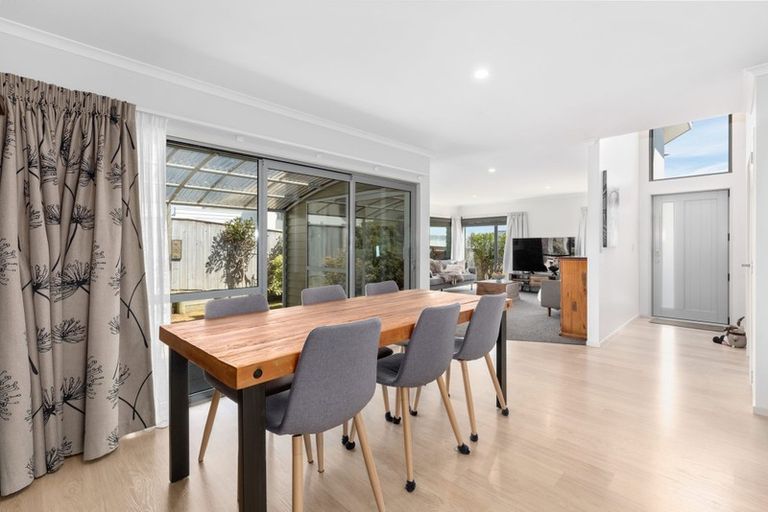 Photo of property in 6 Grace Cove, Aotea, Porirua, 5024