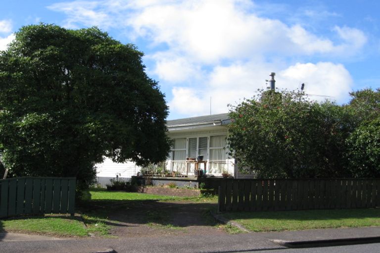 Photo of property in 49 Graham Avenue, Te Atatu Peninsula, Auckland, 0610