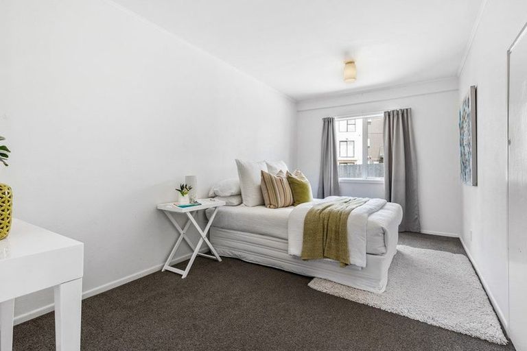 Photo of property in 2/111 Hobsonville Road, West Harbour, Auckland, 0618