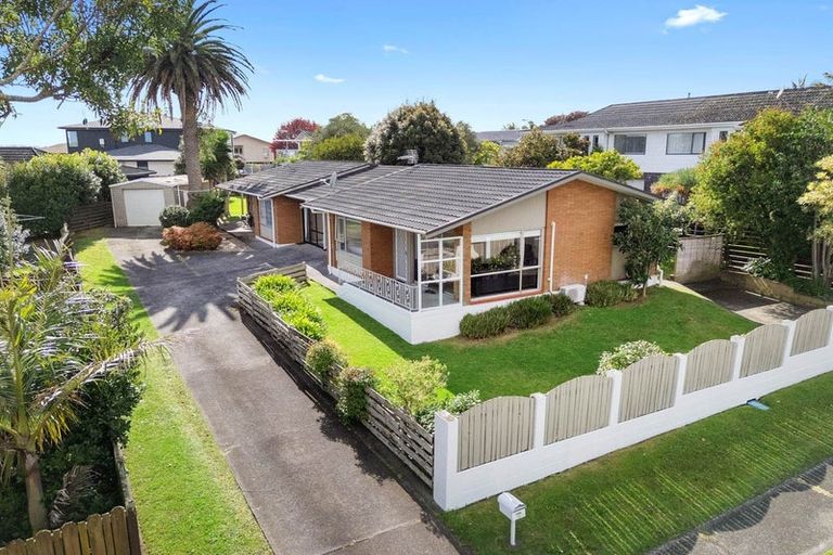 Photo of property in 1/15 Bramley Drive, Farm Cove, Auckland, 2012
