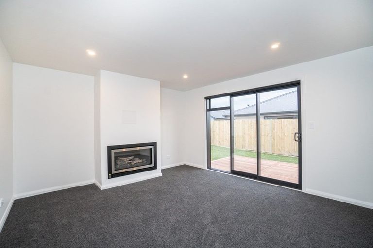 Photo of property in 77 Johnstone Drive, Fitzherbert, Palmerston North, 4410