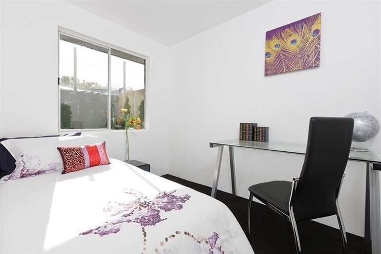 Photo of property in 2/7 Alston Avenue, Kelston, Auckland, 0602